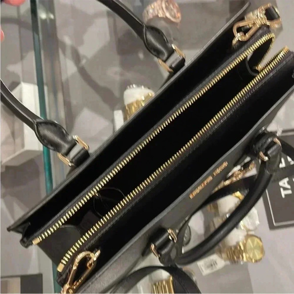 Michael Kors Sheila Medium Center Zip Satchel
Crossbody Bag
NWT - Picture 8 of 16